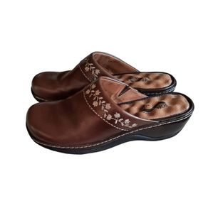 Soft Walk Mariposa Floral Embroidered Mule shoe